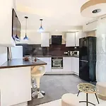شقة Modern 2 Bedroom With Living And Balcony
