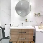 Appartement Modern 2 Bedroom With Living And Balcony Cannes